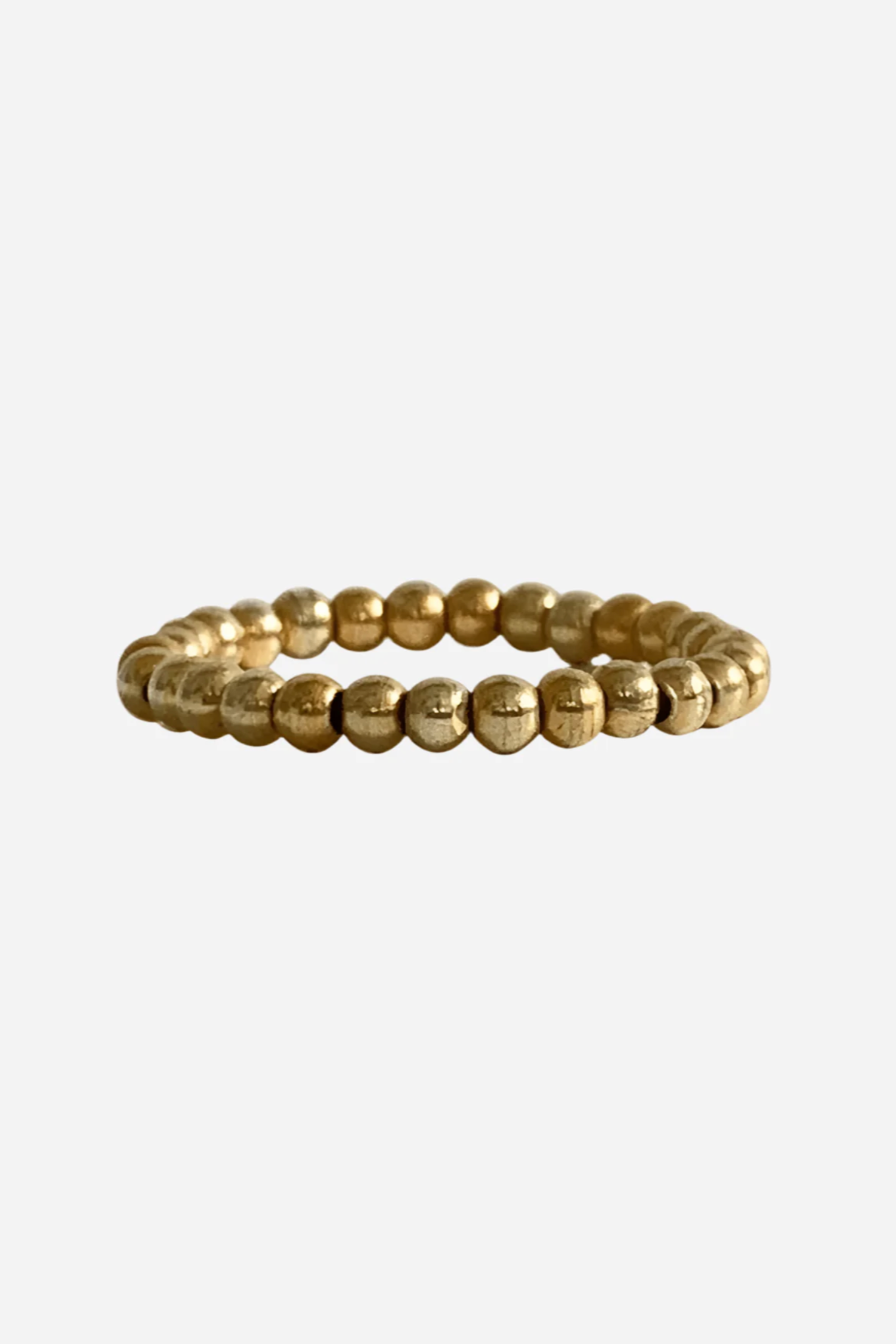 Håndlavet guldbelagt ring med små, ensartede kugler, enkel og tynd i designet.