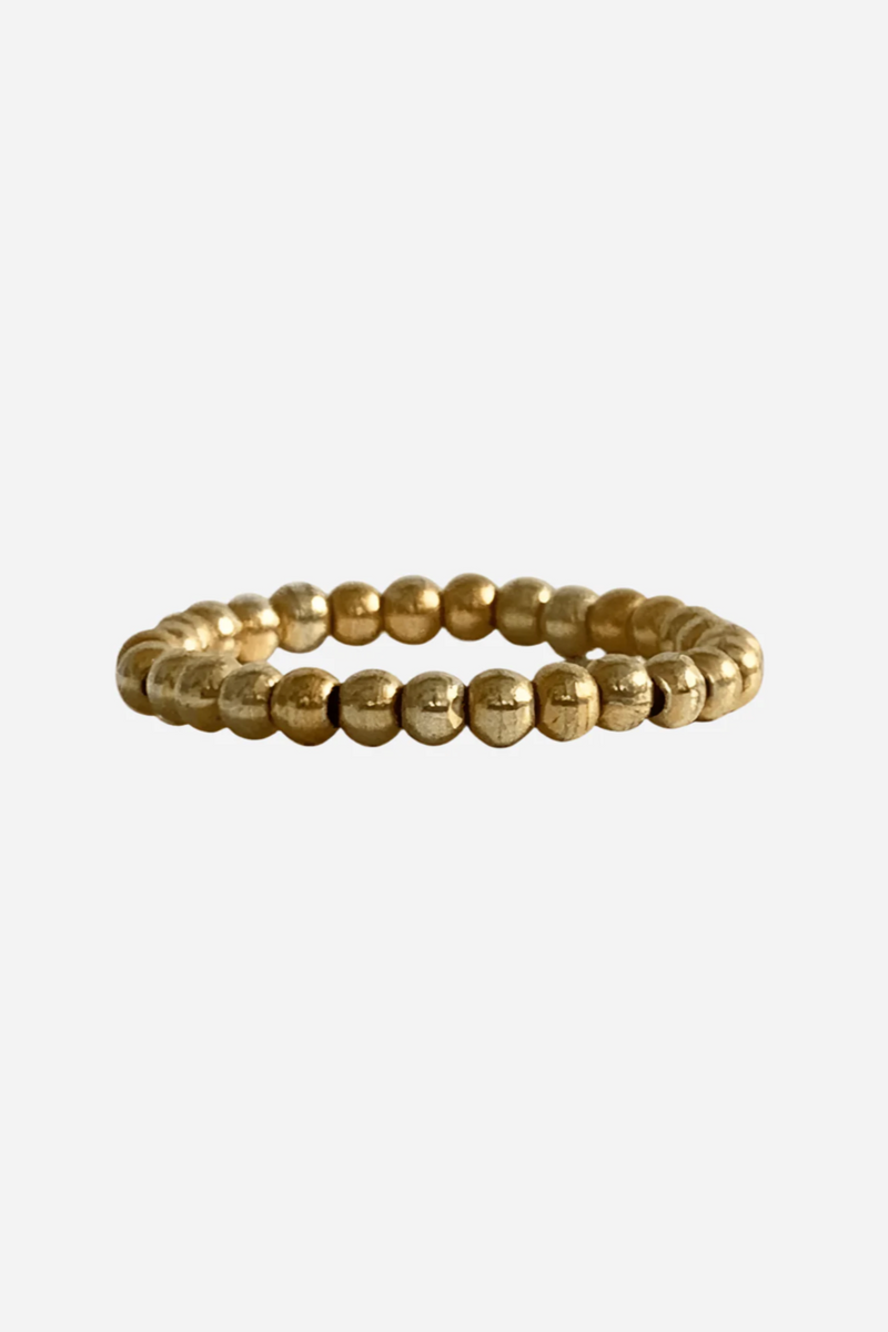 Håndlavet guldbelagt ring med små, ensartede kugler, enkel og tynd i designet.