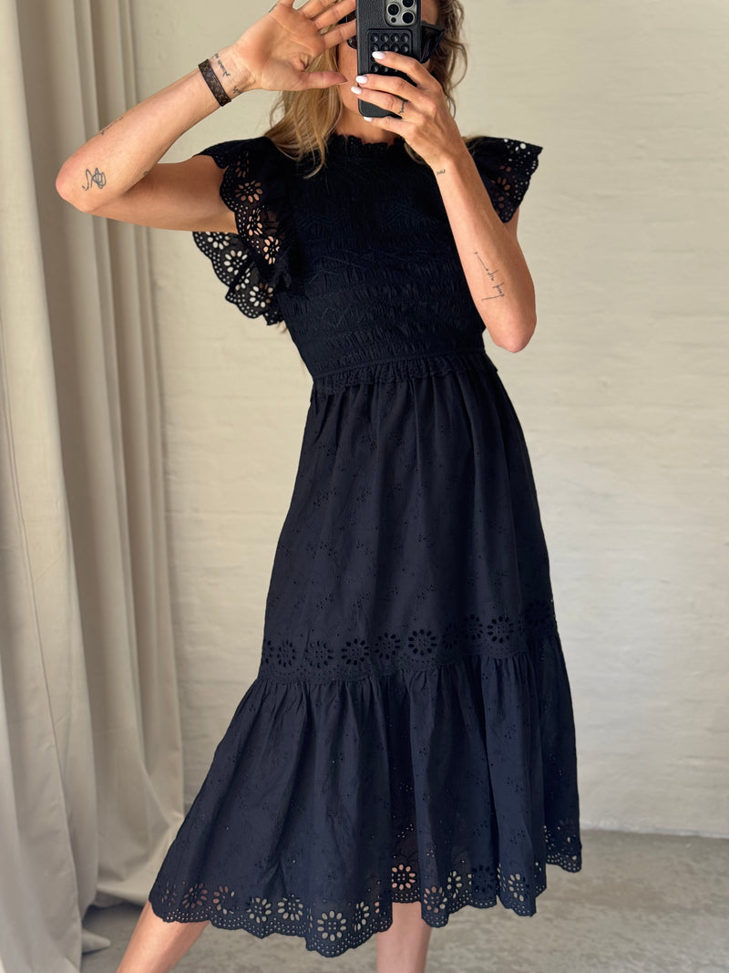 The Collection - Kjole - Black Smock broderi anglaise - Elia (BEMÆRK preorder uge 20/21)