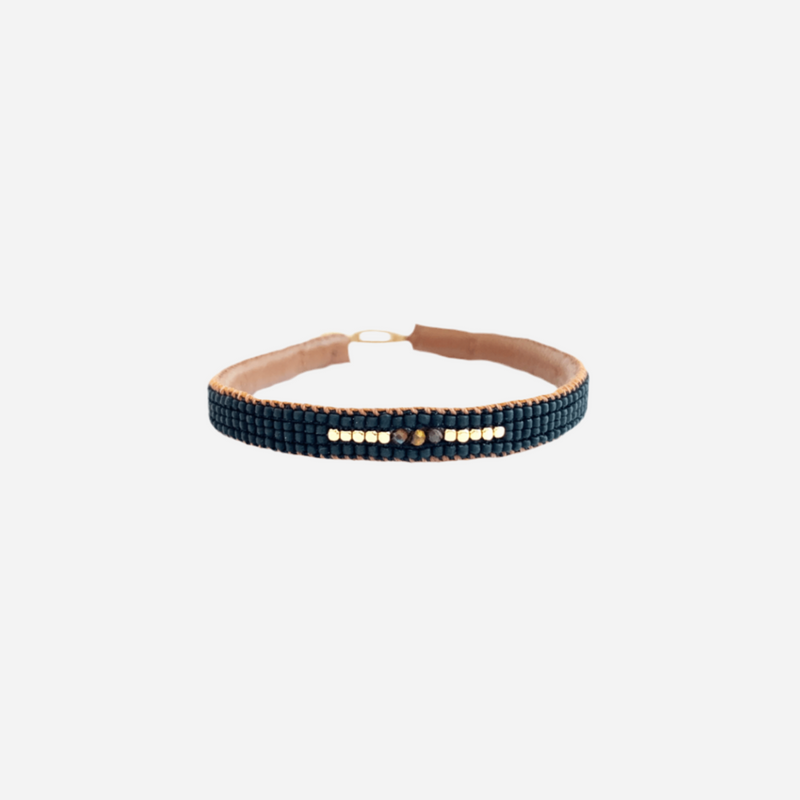 Håndlavet armbånd med mørke perler, central række af metalliske perler, og enkel lukning.