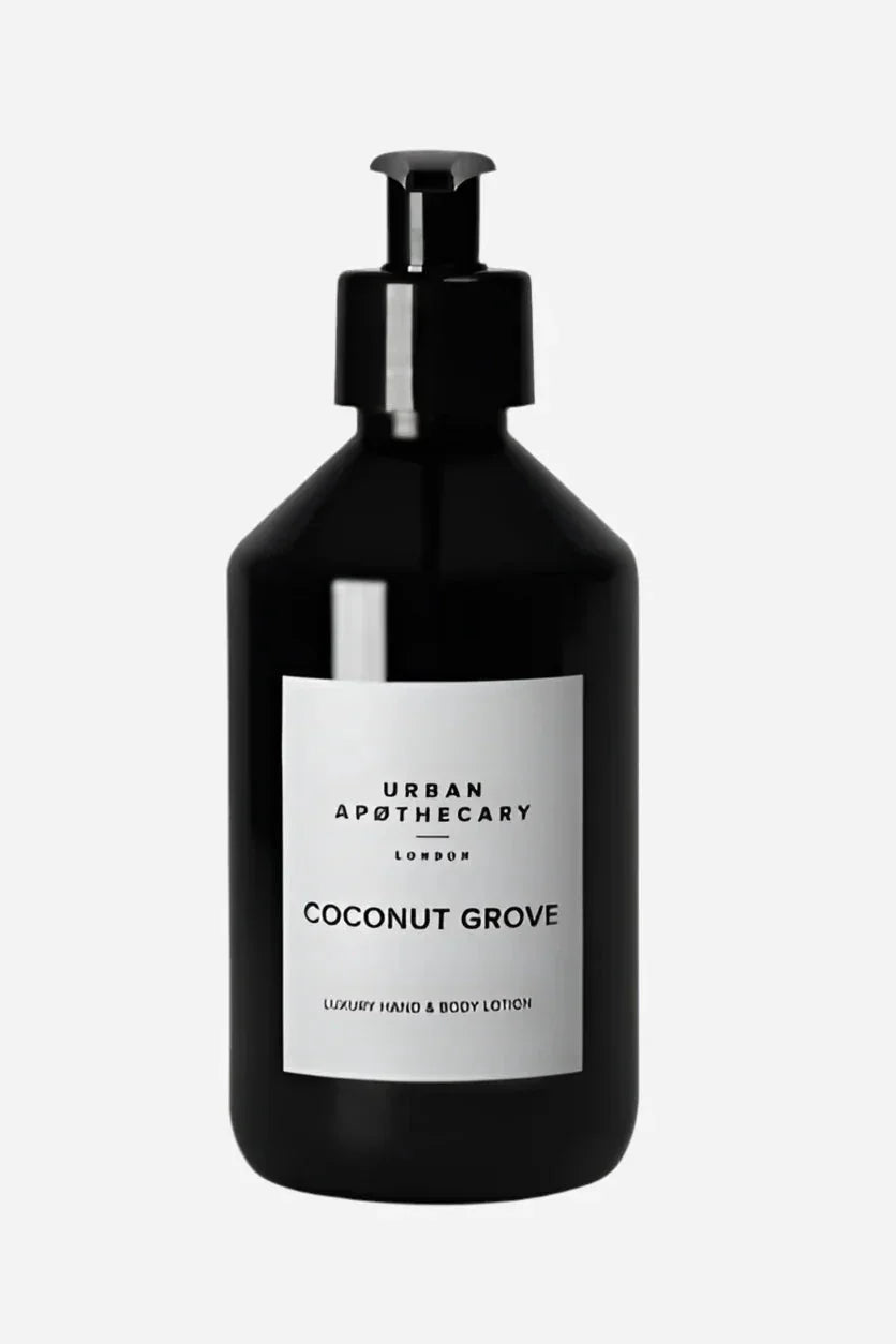 Sort flaske med pumpe, mærket "Urban Apothecary Coconut Grove", luksus hånd- og bodylotion.