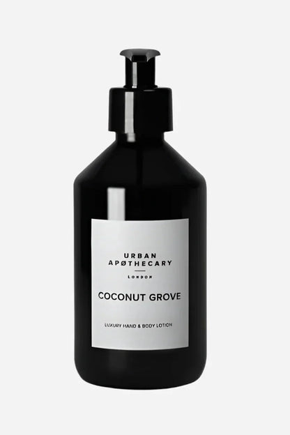 Sort flaske med pumpe, mærket "Urban Apothecary Coconut Grove", luksus hånd- og bodylotion.