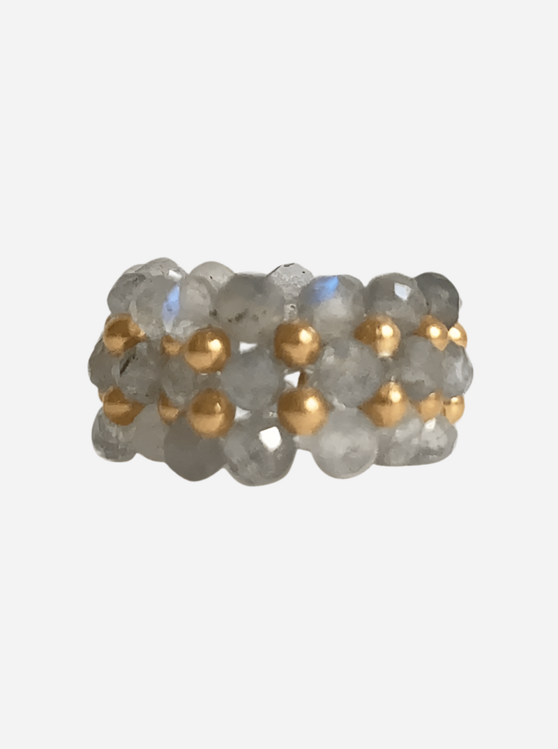 Håndlavet ring med grå facetperler og guldfarvede perler i et flettet mønster.