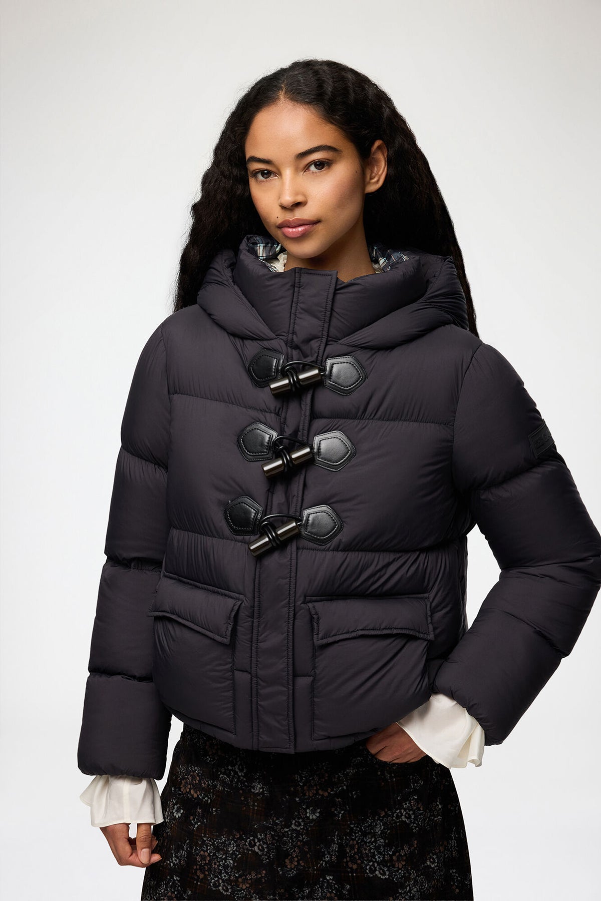 GANNI Mini Puffer jakke i farven Phantom med kort pasform, høj hals, hætte og praktiske forlommer på model