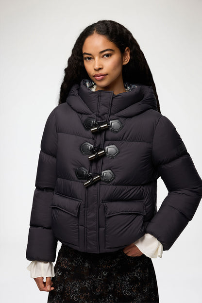 GANNI Mini Puffer jakke i farven Phantom med kort pasform, høj hals, hætte og praktiske forlommer på model