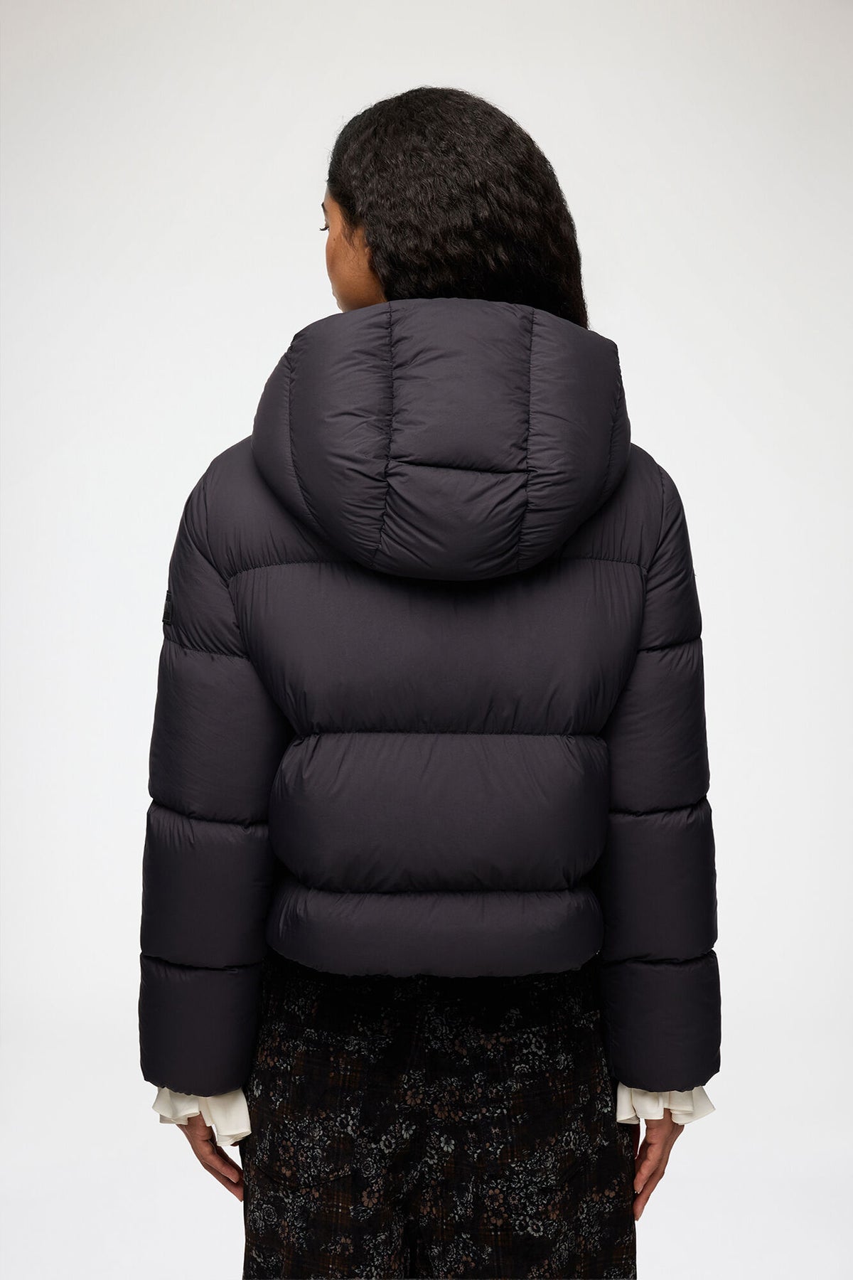 GANNI Mini Puffer jakke i farven Phantom med kort pasform, høj hals, hætte og praktiske forlommer bagfra