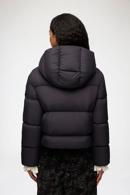 GANNI Mini Puffer jakke i farven Phantom med kort pasform, høj hals, hætte og praktiske forlommer bagfra