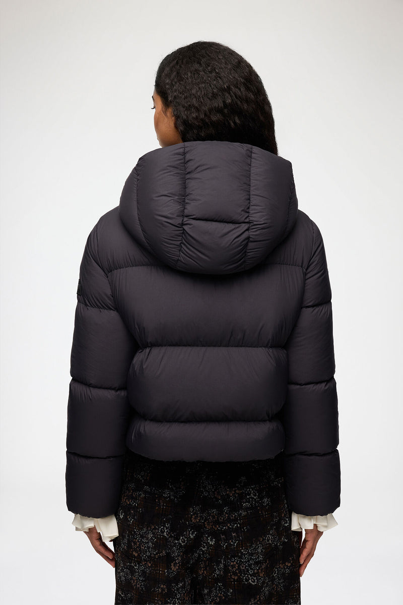 GANNI Mini Puffer jakke i farven Phantom med kort pasform, høj hals, hætte og praktiske forlommer bagfra