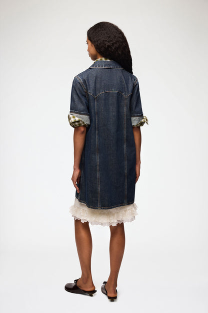 denimkjole fra GANNI kombinerer et afslappet udtryk med feminine detaljer