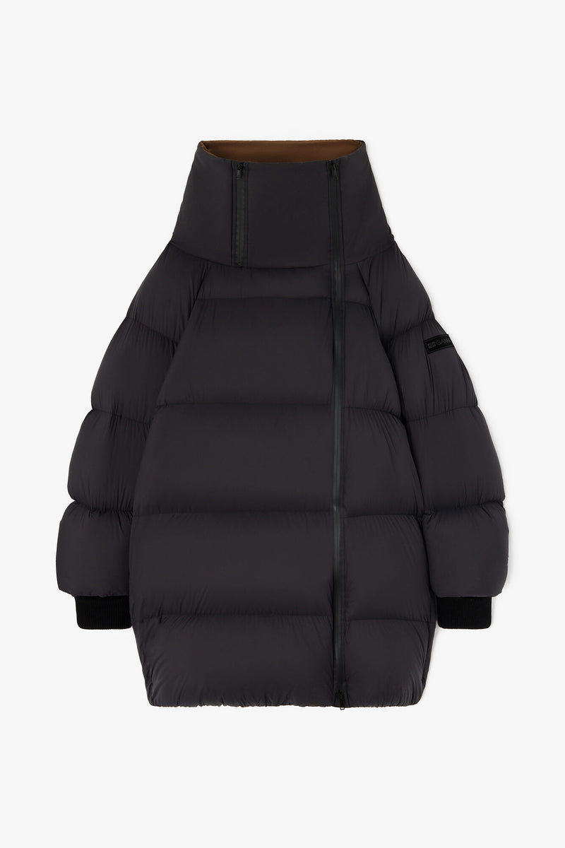 GANNI Maxi Puffer jakke i sort Phantom med lang, oversized pasform, høj krave, lynlåslukning, ribmanchetter og praktiske sidelommer packshot