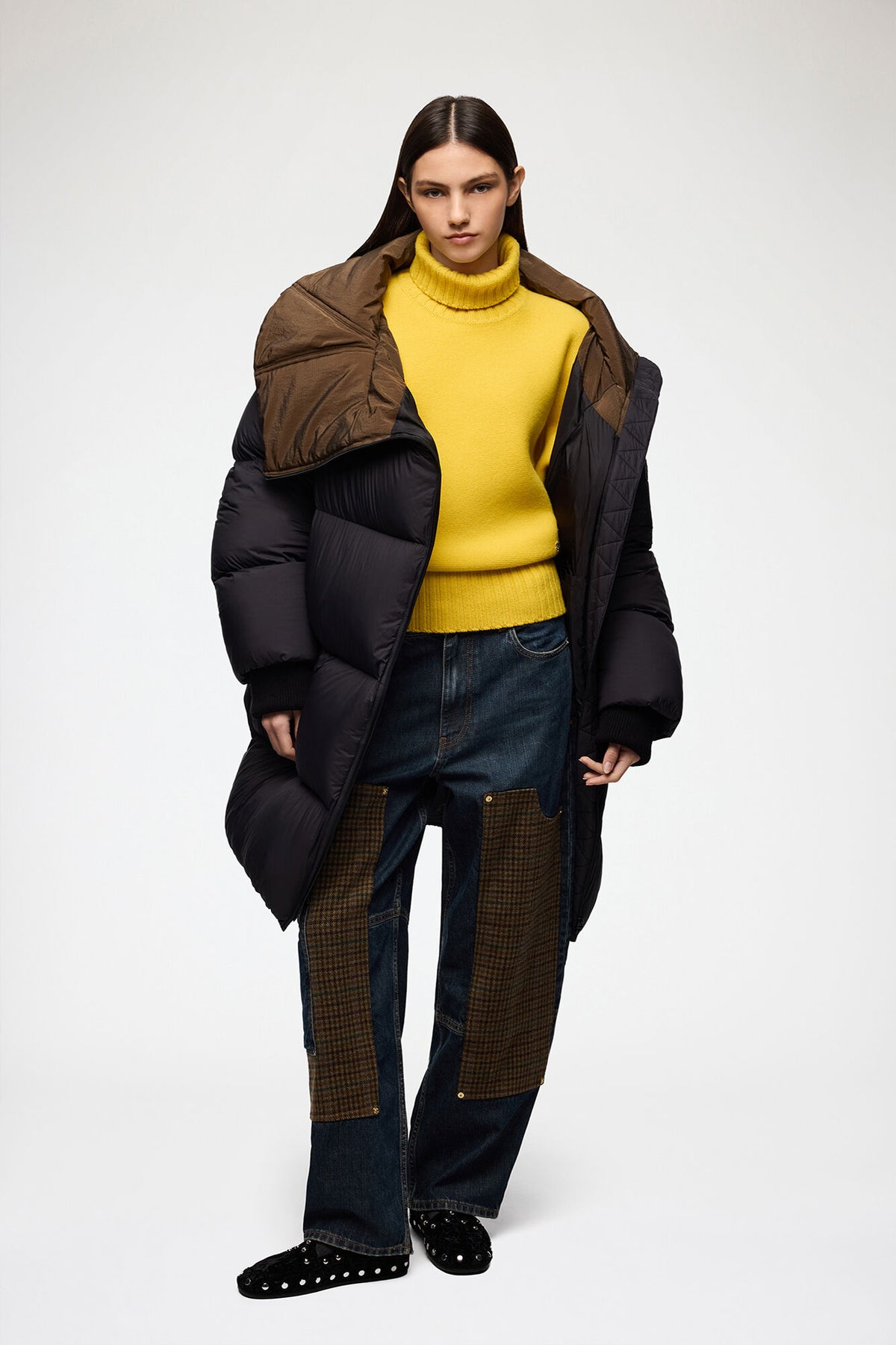 GANNI Maxi Puffer jakke i sort Phantom med lang, oversized pasform, høj krave, lynlåslukning, ribmanchetter og praktiske sidelommer på kvinde