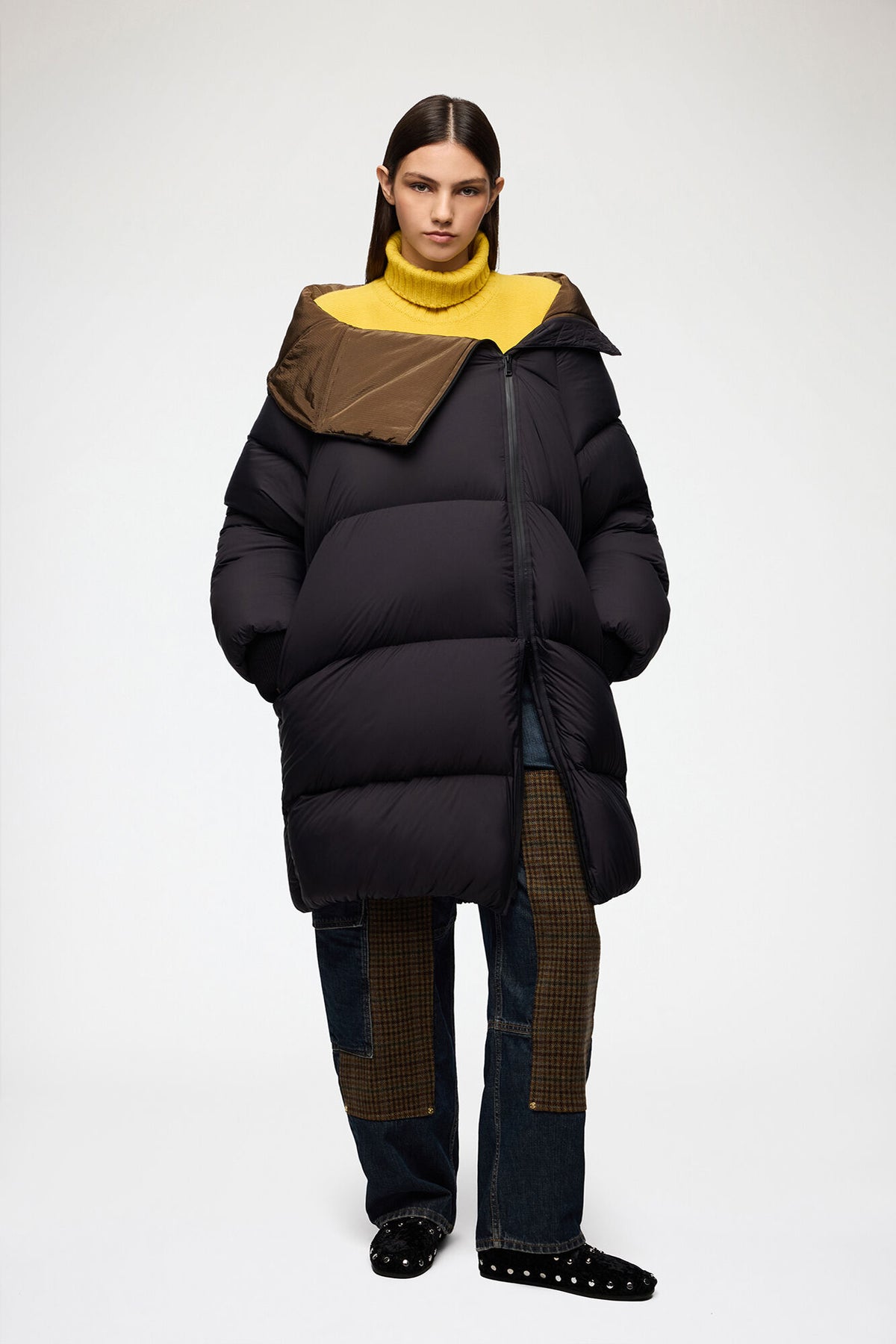 GANNI Maxi Puffer jakke i sort Phantom med lang, oversized pasform, høj krave, lynlåslukning, ribmanchetter og praktiske sidelommer forfra