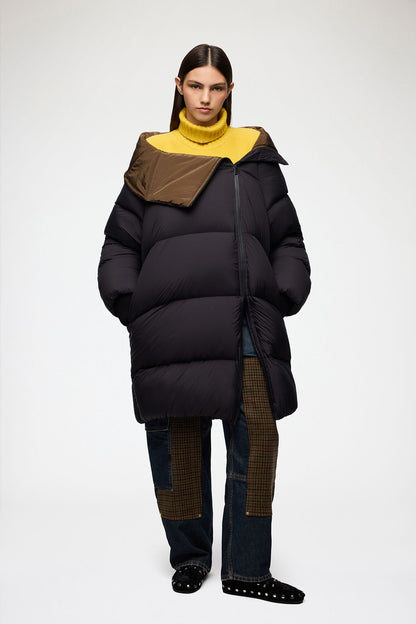 GANNI Maxi Puffer jakke i sort Phantom med lang, oversized pasform, høj krave, lynlåslukning, ribmanchetter og praktiske sidelommer forfra