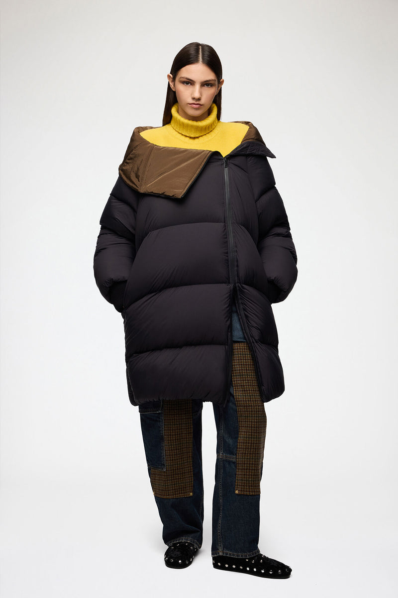 GANNI Maxi Puffer jakke i sort Phantom med lang, oversized pasform, høj krave, lynlåslukning, ribmanchetter og praktiske sidelommer forfra