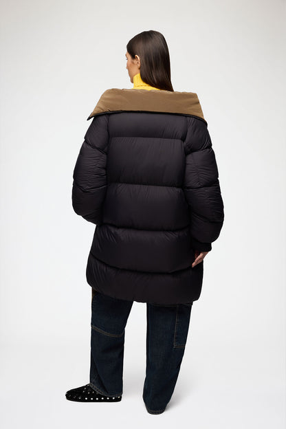 GANNI Maxi Puffer jakke i sort Phantom med lang, oversized pasform, høj krave, lynlåslukning, ribmanchetter og praktiske sidelommer bagfra