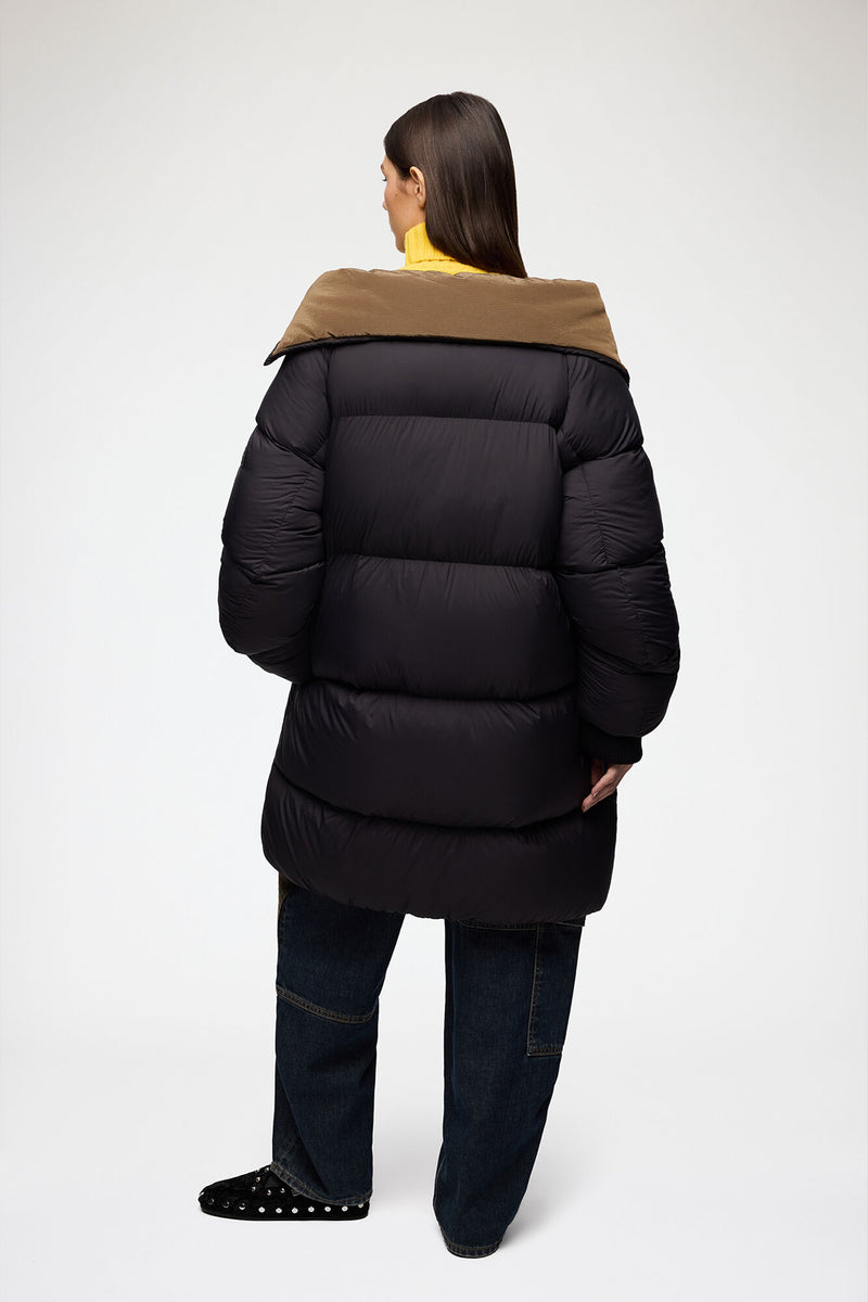 GANNI Maxi Puffer jakke i sort Phantom med lang, oversized pasform, høj krave, lynlåslukning, ribmanchetter og praktiske sidelommer bagfra