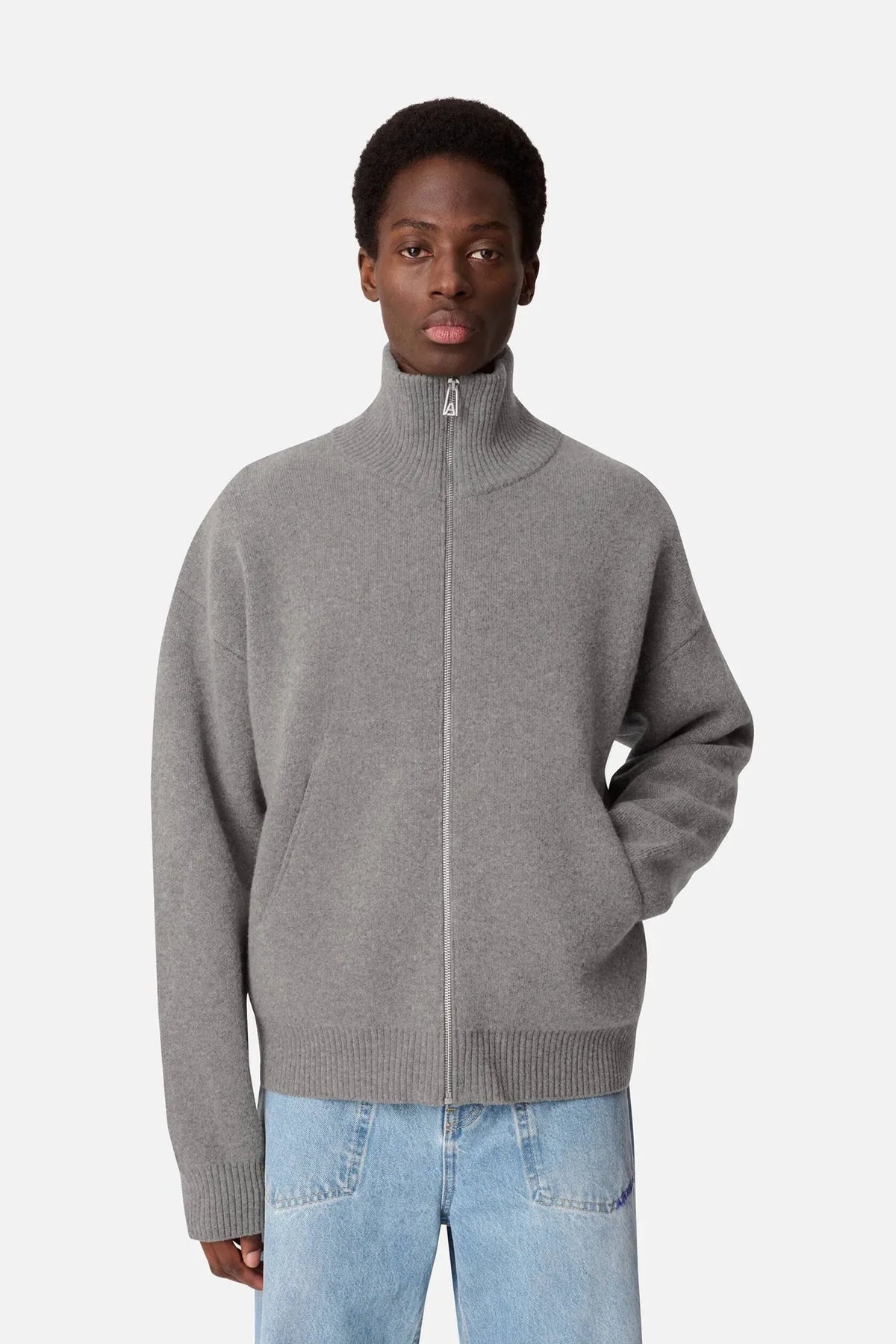 Core Zip-Up Sweater fra Axel Arigato er en blød, strikket cardigan i farven Grey Melange