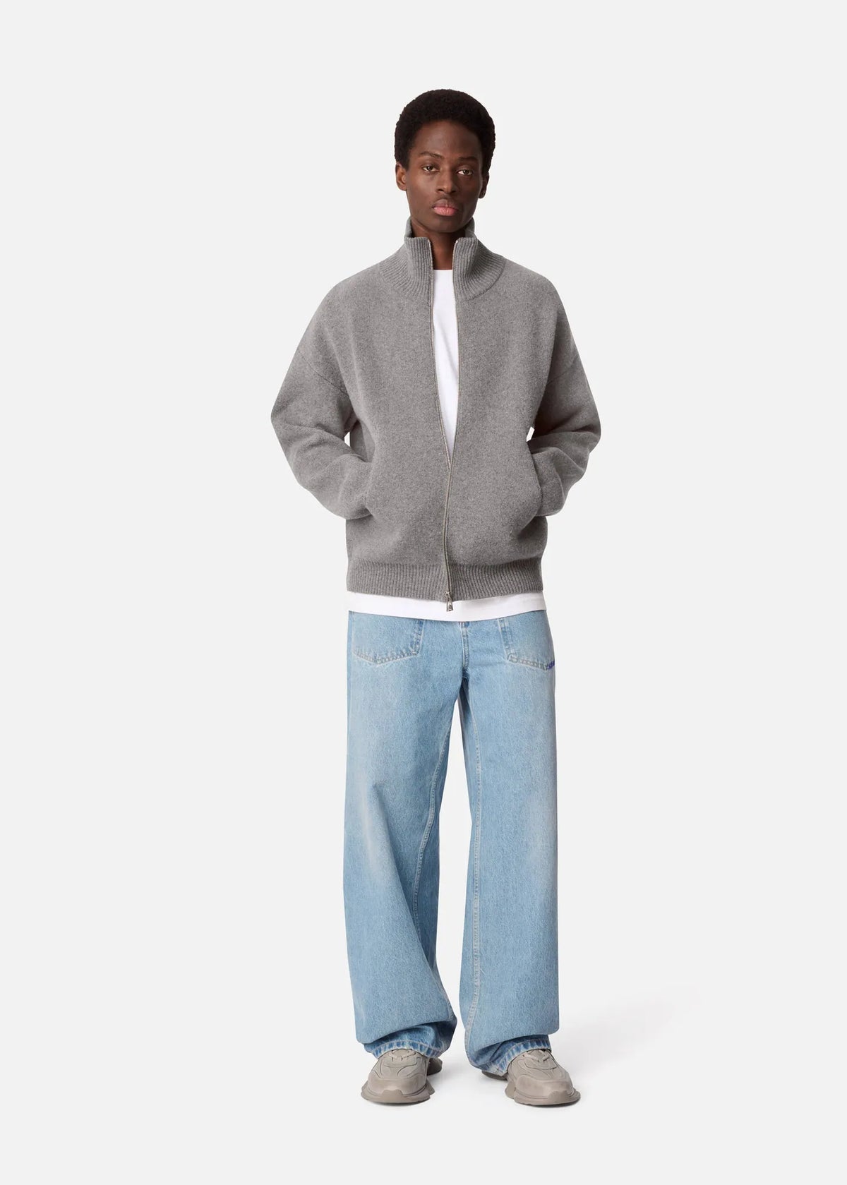 Core Zip-Up Sweater fra Axel Arigato er en blød, strikket cardigan i farven Grey Melange