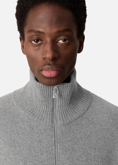 Core Zip-Up Sweater fra Axel Arigato er en blød, strikket cardigan i farven Grey Melange