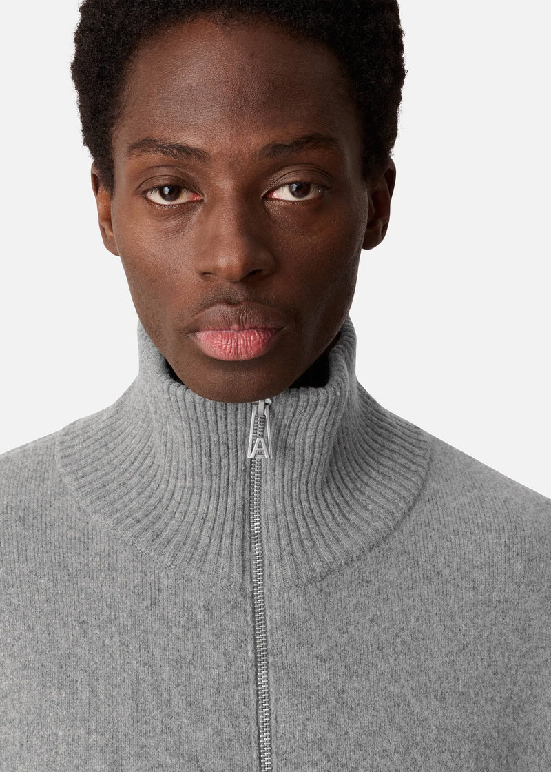 Core Zip-Up Sweater fra Axel Arigato er en blød, strikket cardigan i farven Grey Melange