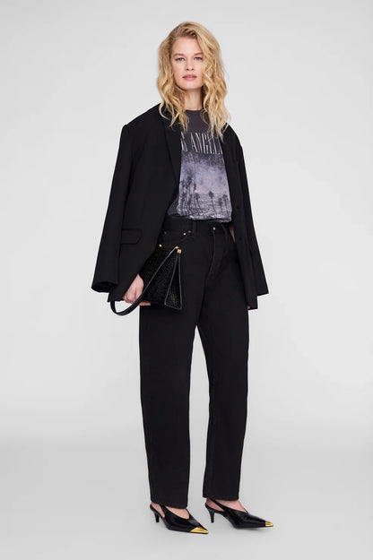Cade Tee Los Angeles fra Anine Bing er en cool og afslappet T-shirt med et moderne, oversized look.