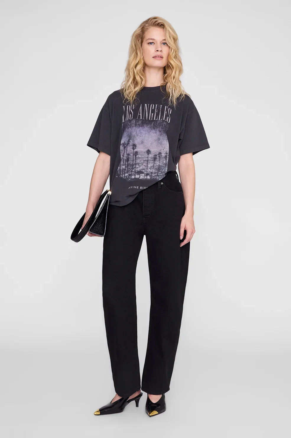 Cade Tee Los Angeles fra Anine Bing er en cool og afslappet T-shirt med et moderne, oversized look.