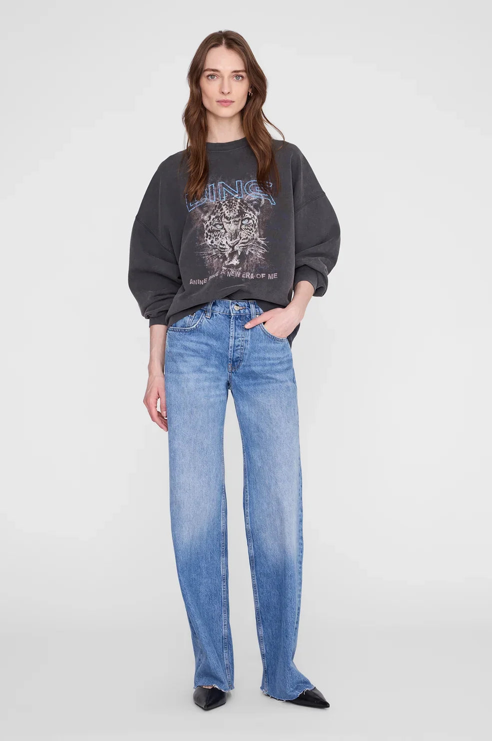 ANINE BING Miles Sweatshirt Leo Muse i Washed Black med oversized pasform, rund hals, lange ærmer, ribkanter og grafisk print på fronten på kvinde