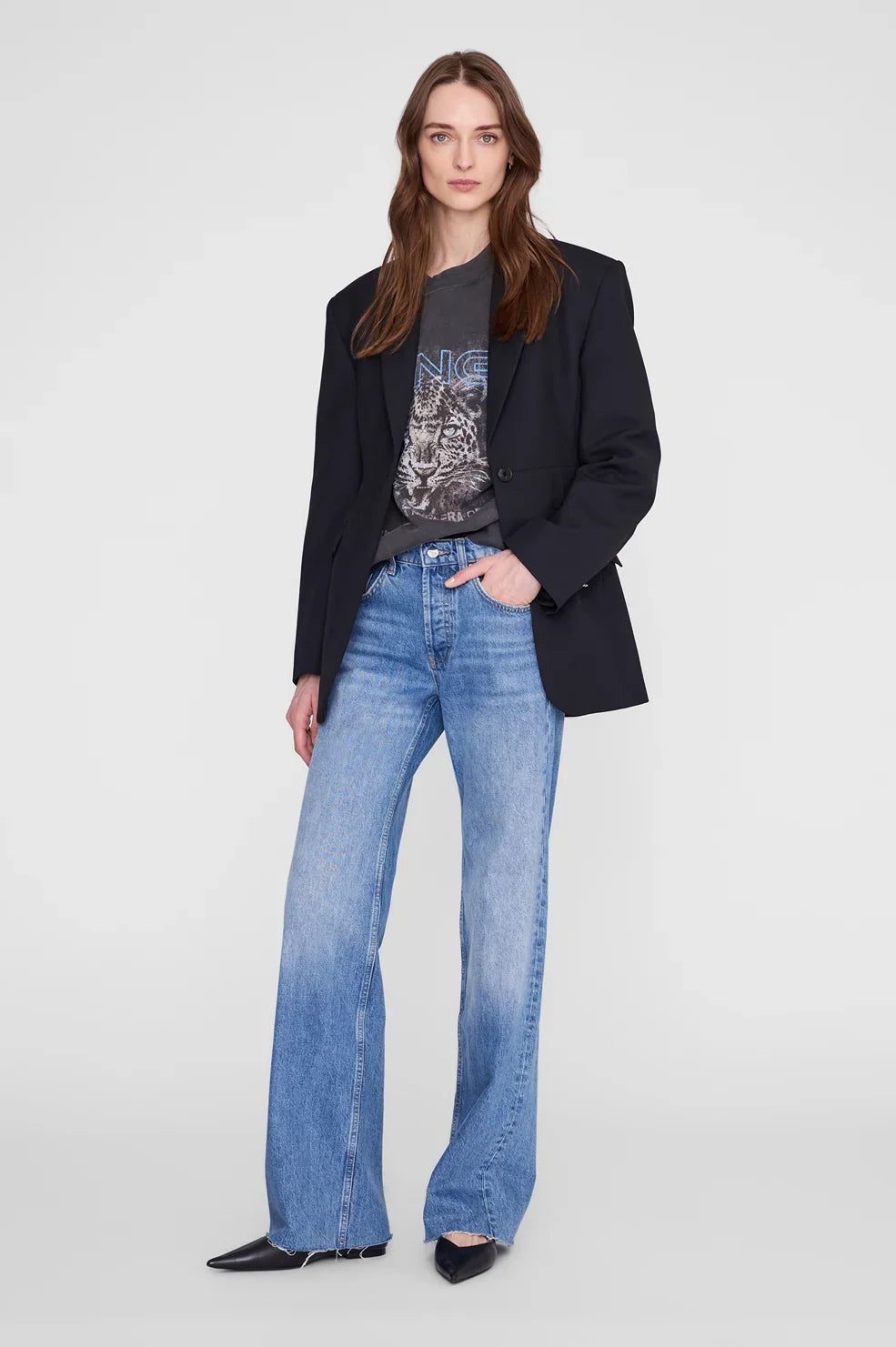 ANINE BING Miles Sweatshirt Leo Muse i Washed Black med oversized pasform, rund hals, lange ærmer, ribkanter og grafisk print på fronten med blazer over