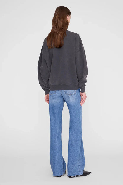 ANINE BING Miles Sweatshirt Leo Muse i Washed Black med oversized pasform, rund hals, lange ærmer, ribkanter og grafisk print på fronten bagfra