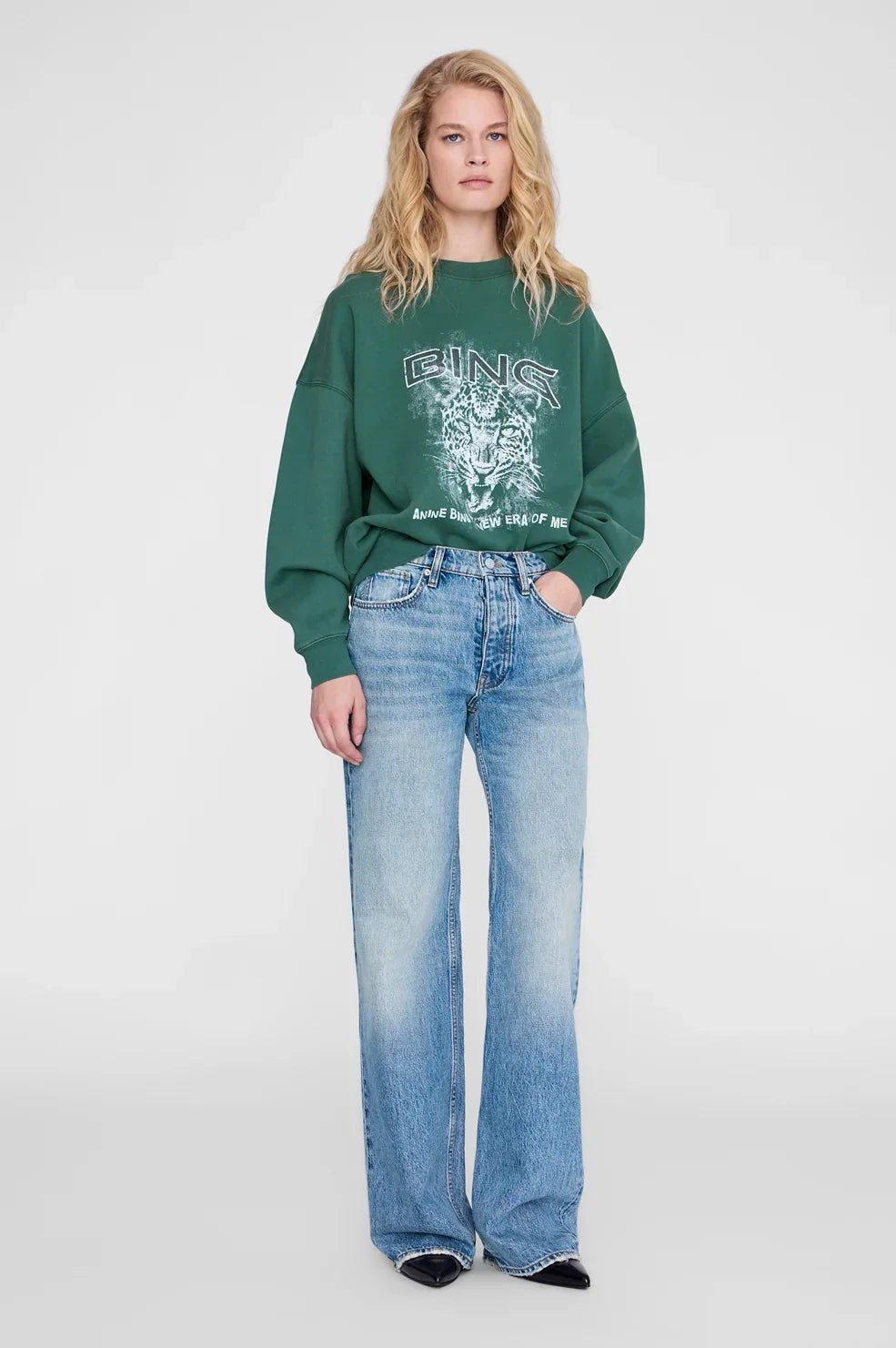 Miles Leo Muse sweatshirt fra Anine Bing er en cool og afslappet sweatshirt i en dyb mørkegrøn nuance