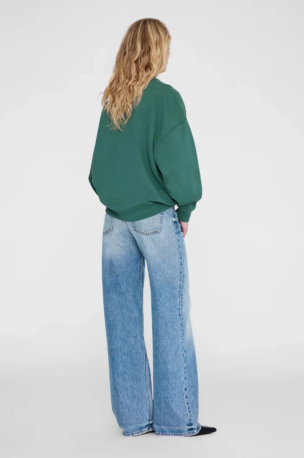 Miles Leo Muse sweatshirt fra Anine Bing er en cool og afslappet sweatshirt i en dyb mørkegrøn nuance