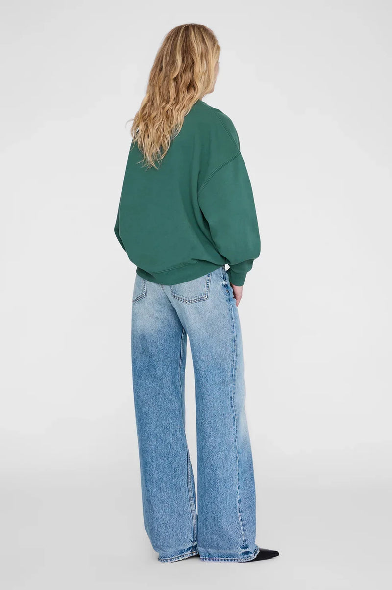 Miles Leo Muse sweatshirt fra Anine Bing er en cool og afslappet sweatshirt i en dyb mørkegrøn nuance