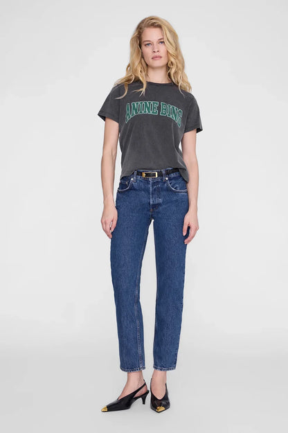 Shelley Tee fra Anine Bing er en cool T-shirt med et afslappet, vintageinspireret udtryk
