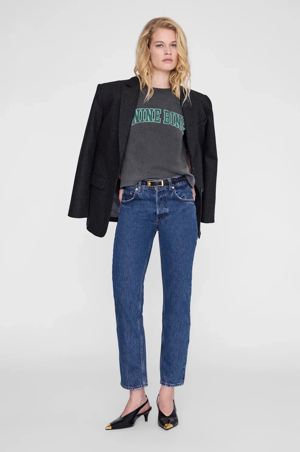 Shelley Tee fra Anine Bing er en cool T-shirt med et afslappet, vintageinspireret udtryk