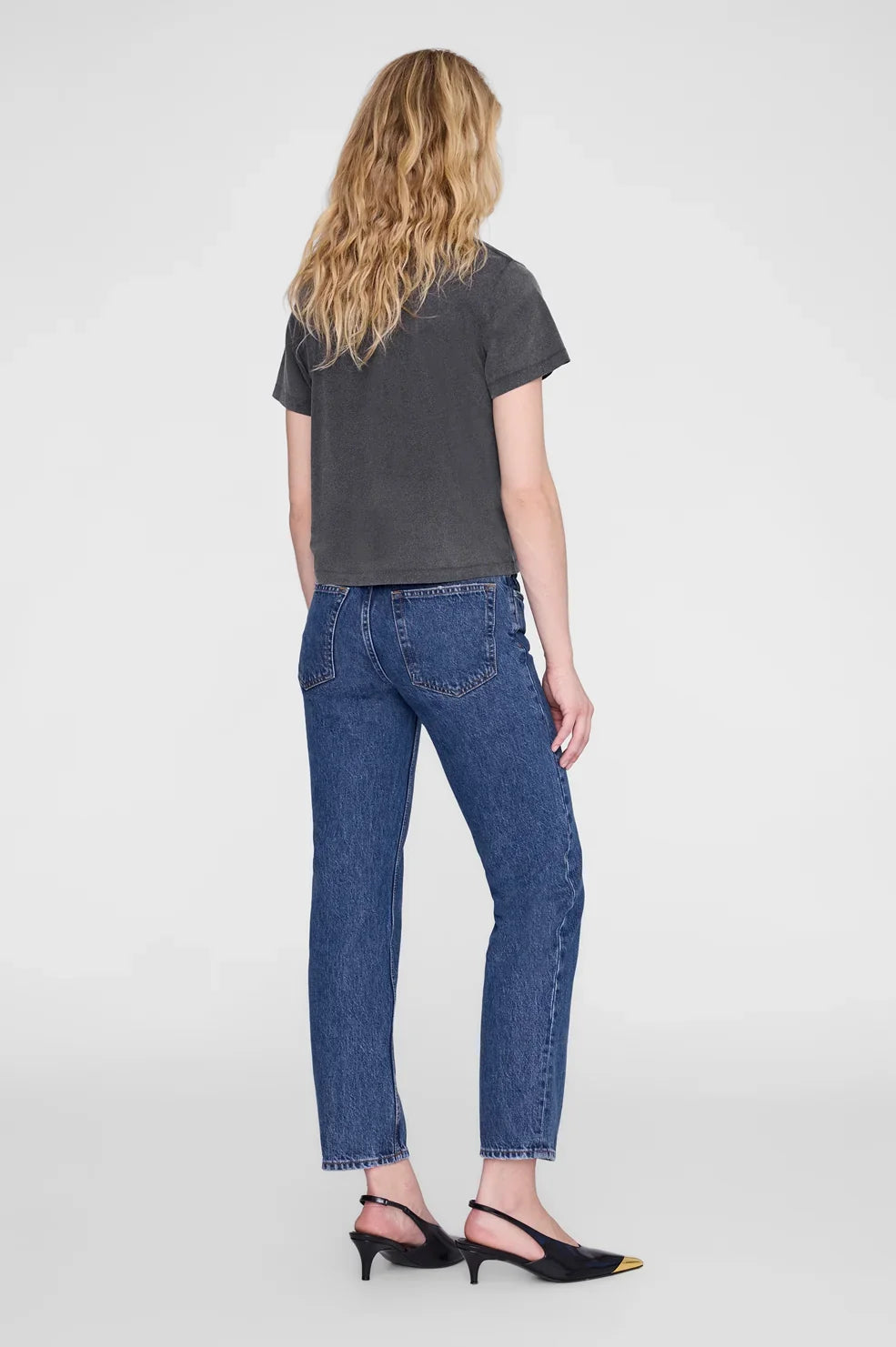 Shelley Tee fra Anine Bing er en cool T-shirt med et afslappet, vintageinspireret udtryk