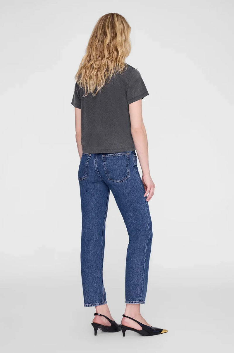 Shelley Tee fra Anine Bing er en cool T-shirt med et afslappet, vintageinspireret udtryk