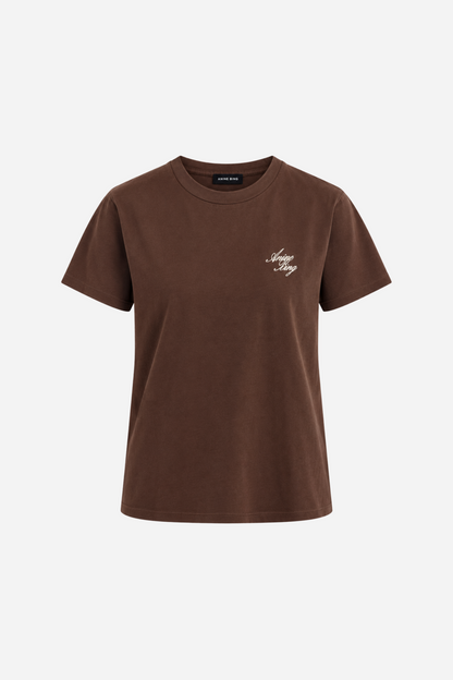 Shelley Tee Monogram fra Anine Bing er en stilren T-shirt i en smuk chokoladebrun farve