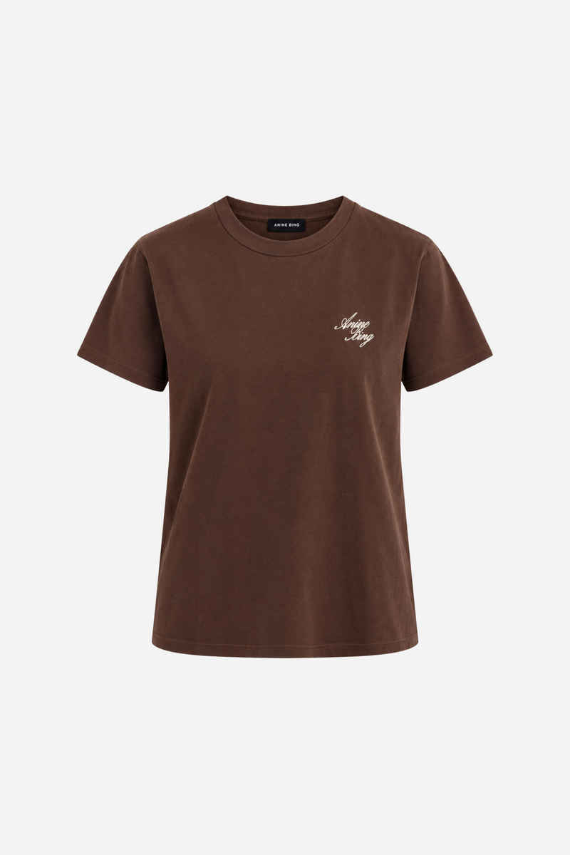 Shelley Tee Monogram fra Anine Bing er en stilren T-shirt i en smuk chokoladebrun farve