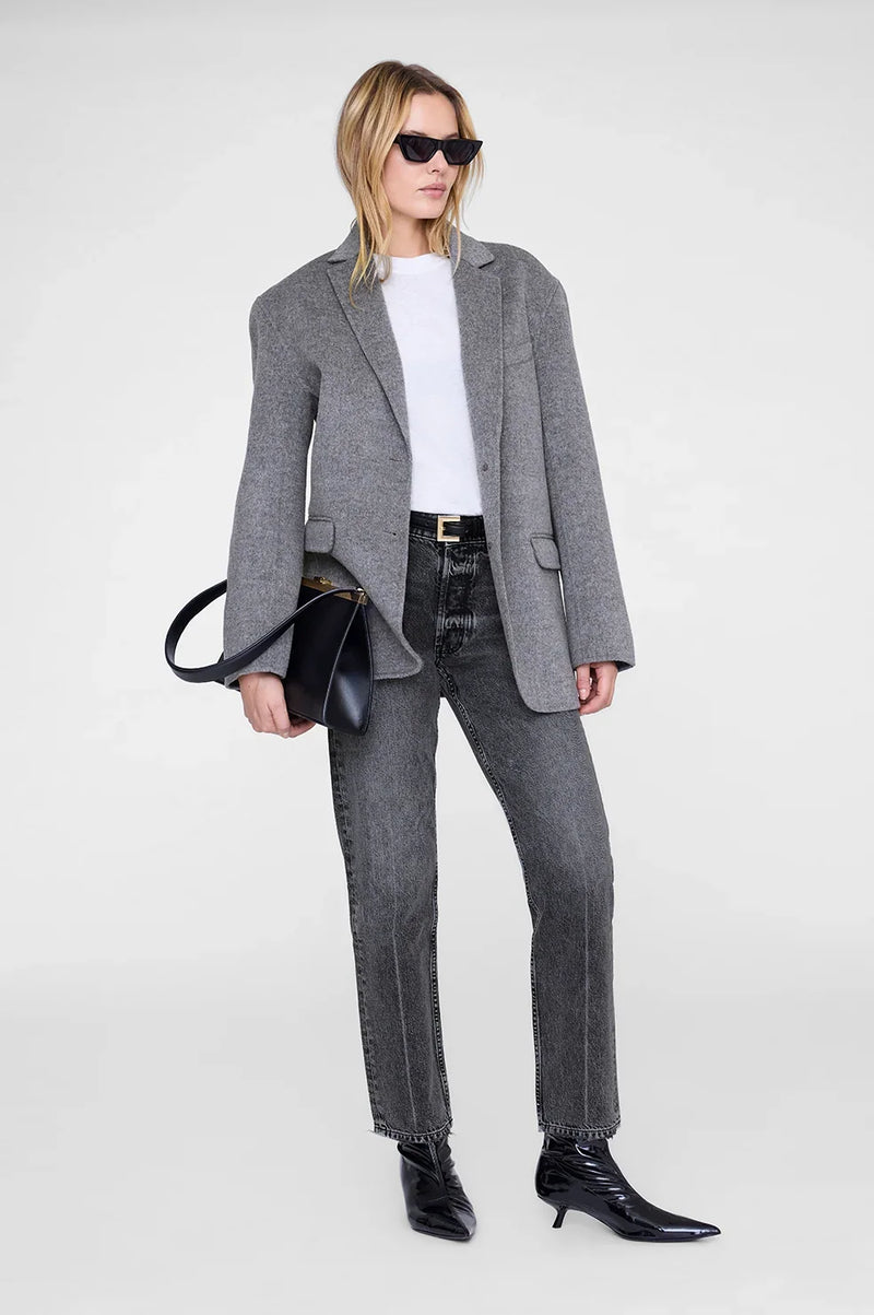 Anine Bag Smooth Leather fra Anine Bing er en elegant skuldertaske i sort læder med en flot, blank finish. 