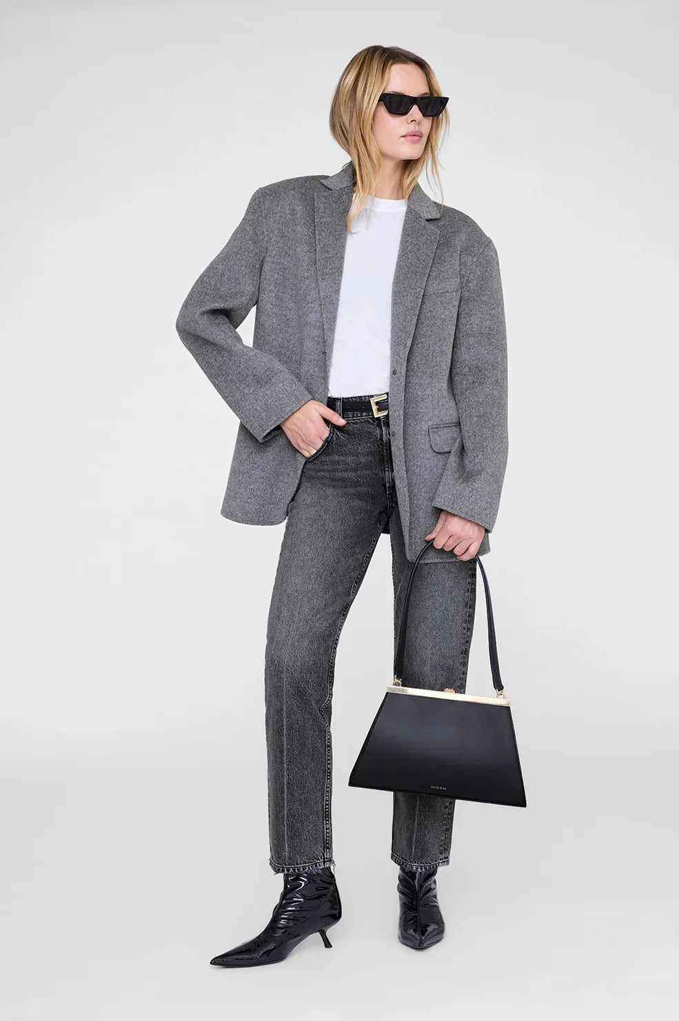 Anine Bag Smooth Leather fra Anine Bing er en elegant skuldertaske i sort læder med en flot, blank finish. 