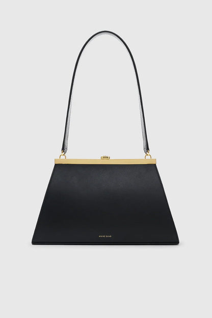 Anine Bag Smooth Leather fra Anine Bing er en elegant skuldertaske i sort læder med en flot, blank finish. 