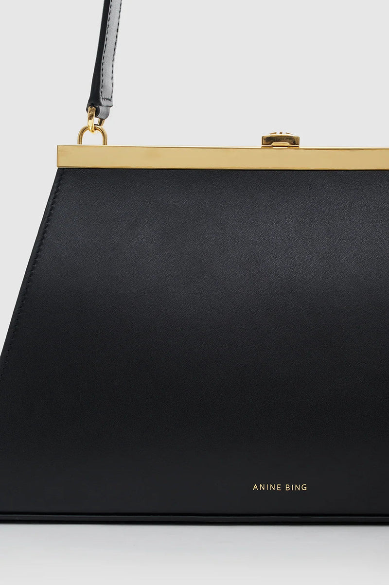 Anine Bag Smooth Leather fra Anine Bing er en elegant skuldertaske i sort læder med en flot, blank finish. 