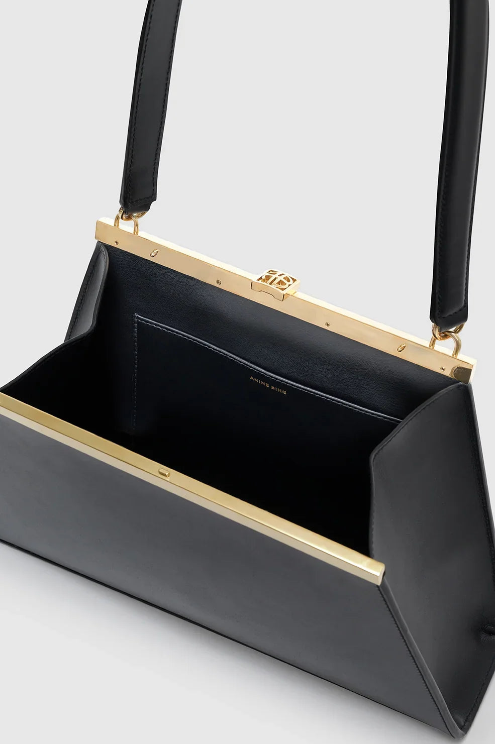 Anine Bag Smooth Leather fra Anine Bing er en elegant skuldertaske i sort læder med en flot, blank finish. 
