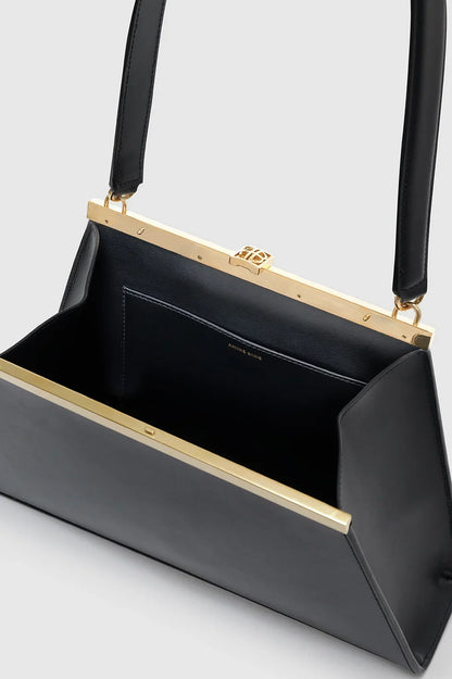 Anine Bag Smooth Leather fra Anine Bing er en elegant skuldertaske i sort læder med en flot, blank finish. 