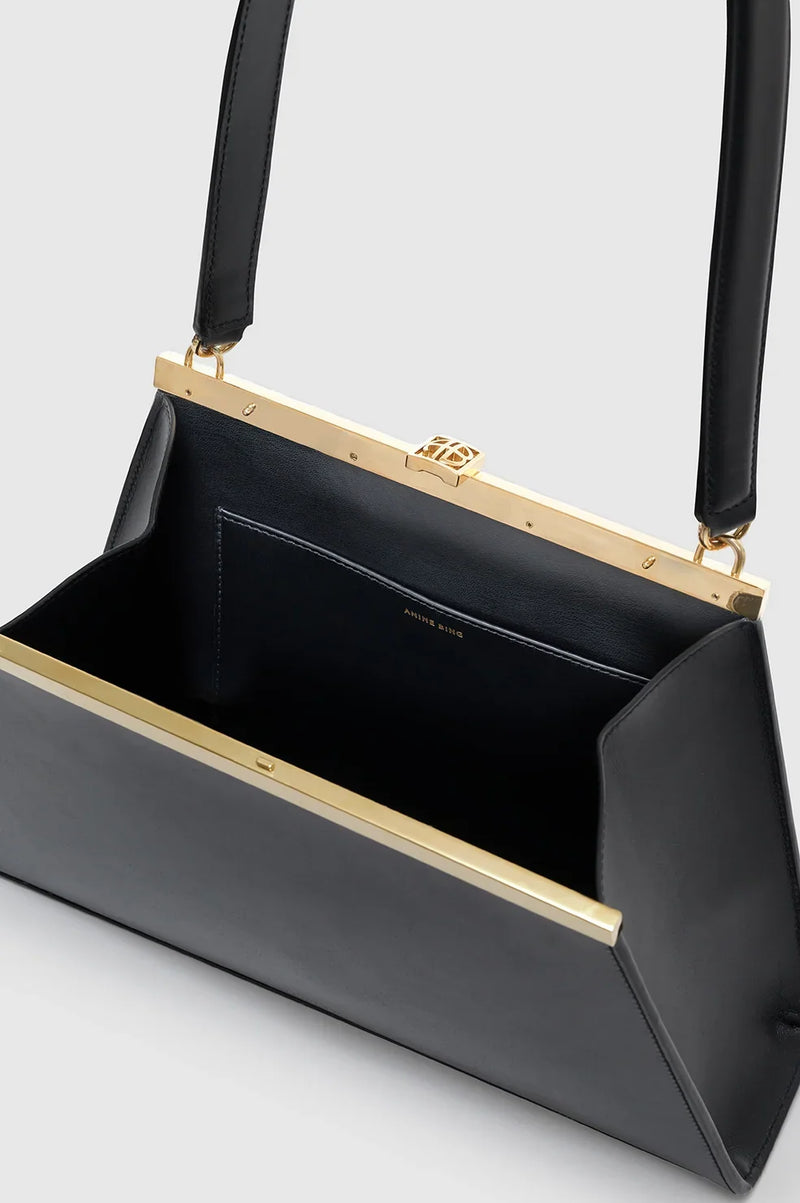 Anine Bag Smooth Leather fra Anine Bing er en elegant skuldertaske i sort læder med en flot, blank finish. 