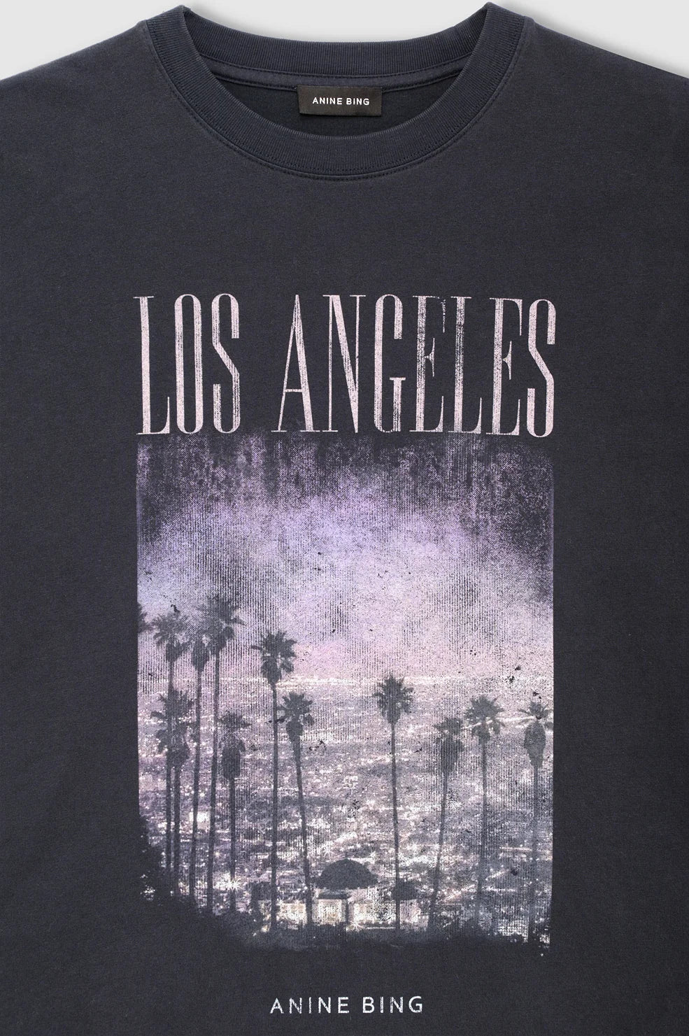 Cade Tee Los Angeles fra Anine Bing er en cool og afslappet T-shirt med et moderne, oversized look.