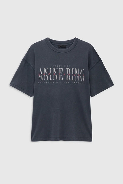 Cade Tee Sport Club fra Anine Bing er en cool og afslappet T-shirt, der kombinerer et sporty udtryk med brandets karakteristiske vintage-stil.