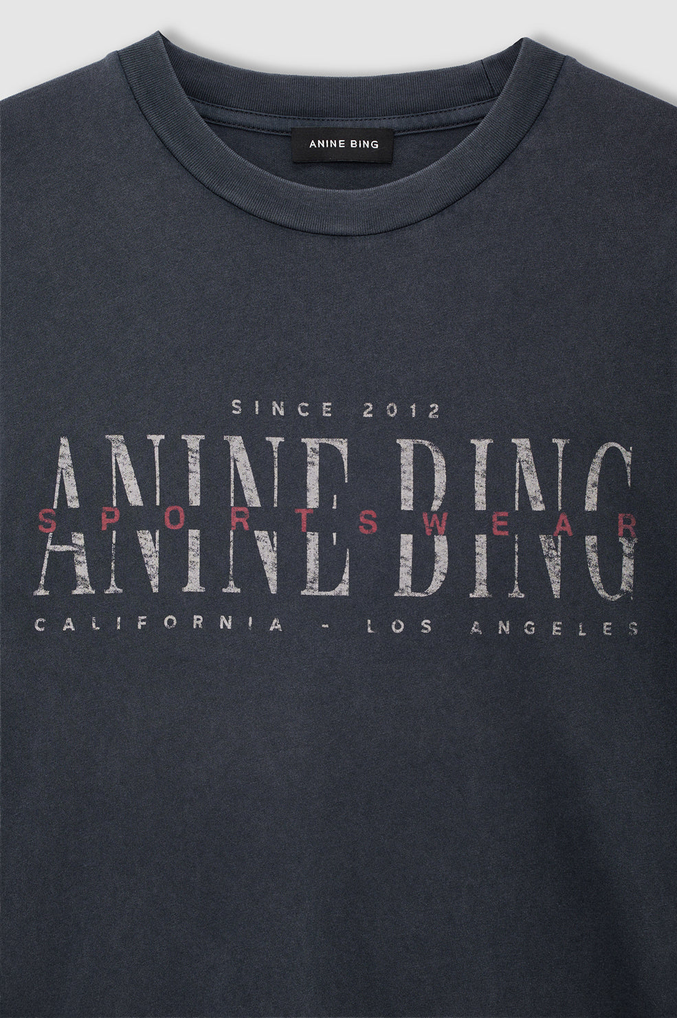 Cade Tee Sport Club fra Anine Bing er en cool og afslappet T-shirt, der kombinerer et sporty udtryk med brandets karakteristiske vintage-stil.