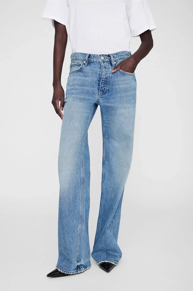 Hugh Jeans fra ANINE BING er inspireret af 90'ernes afslappede denimlook