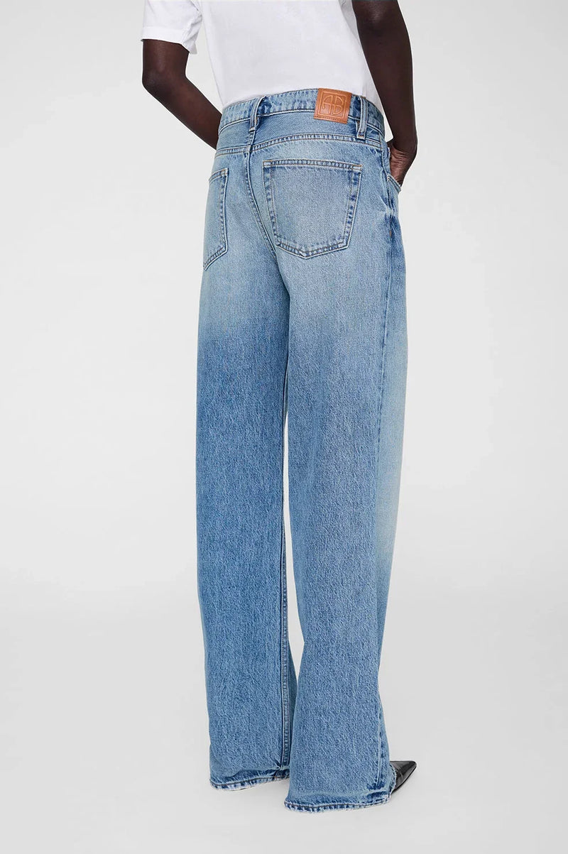 Hugh Jeans fra ANINE BING er inspireret af 90'ernes afslappede denimlook